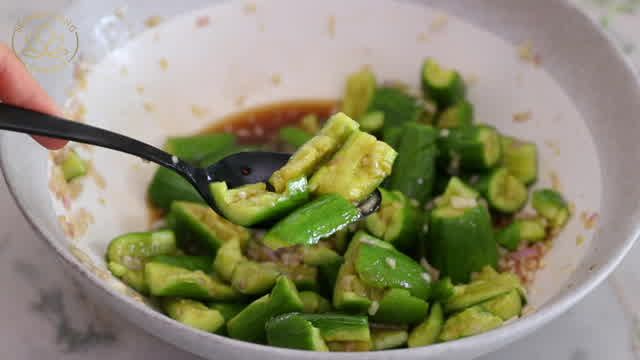 Easy Chinese Cucumber Salad (拍黄瓜)